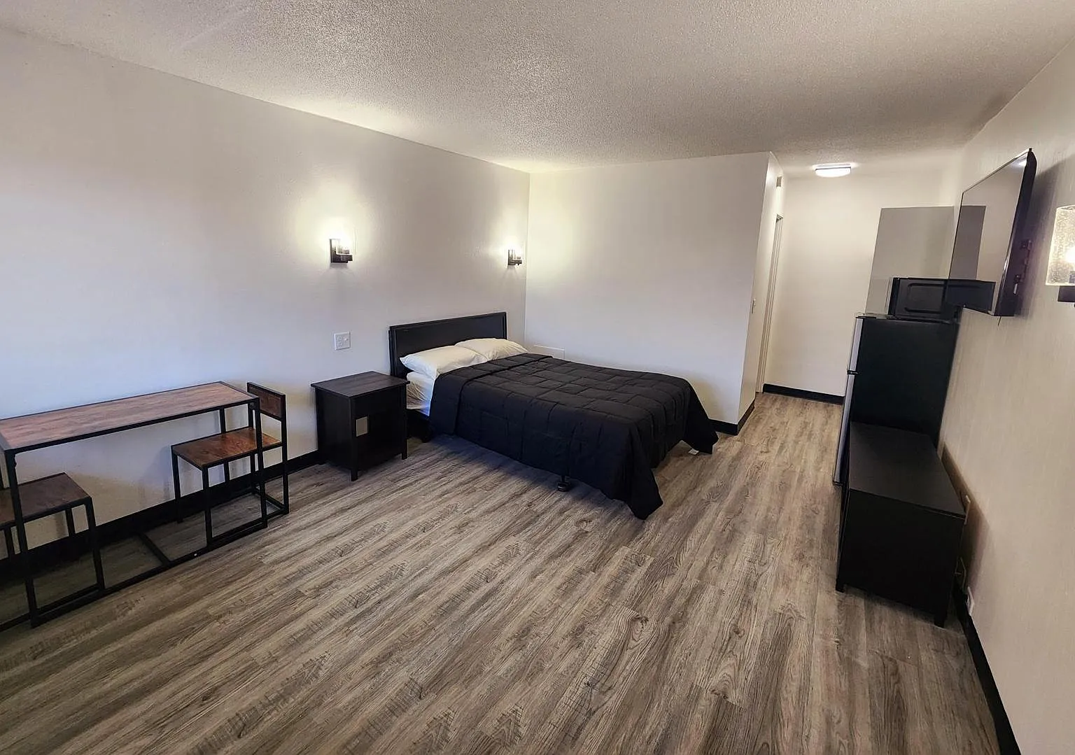 1 bed, 200 sqft, $1,300 — Photo 2
