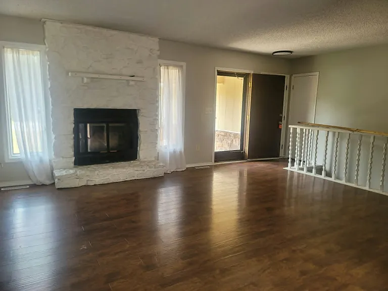 1460 N Northwest Pkwy — Photo 3