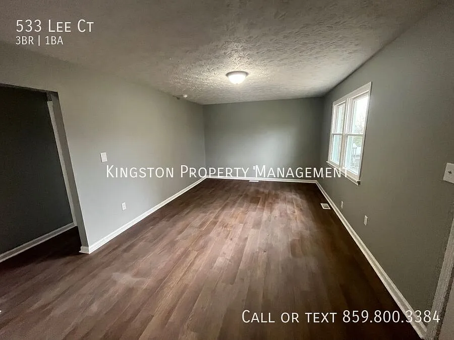 Charming 3-Bedroom Home with Easy to Maintain Vinyl Flooring & Spacious Yard in Richmond Half off... — Photo 2