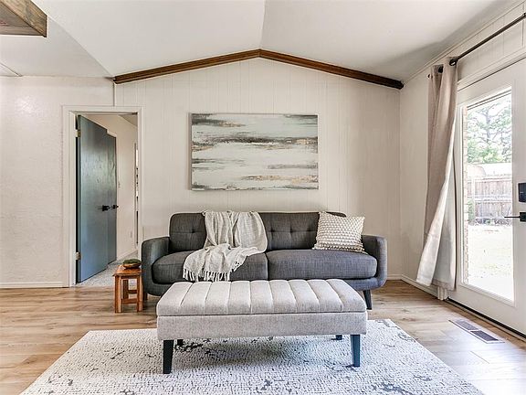 3rd image of 2202 Louise Ln
