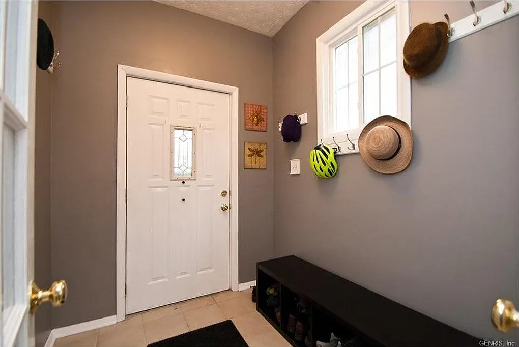 4 bed, 1.5 bath, 2007 sqft, $2,500 — Photo 3