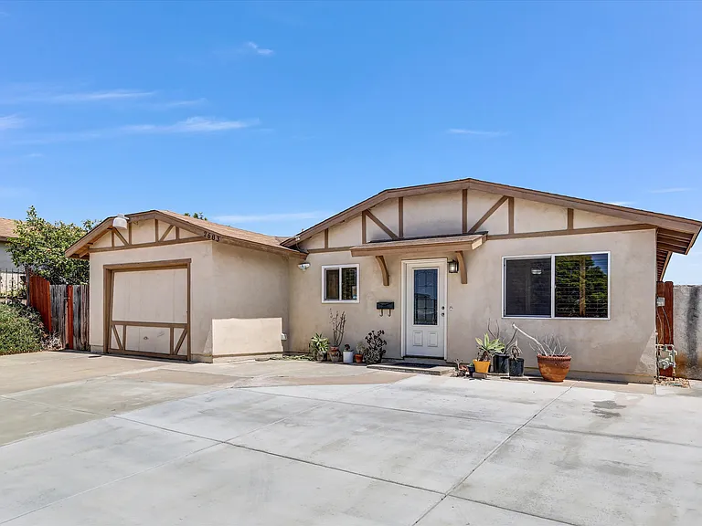 2683 Caulfield Dr — Photo 2
