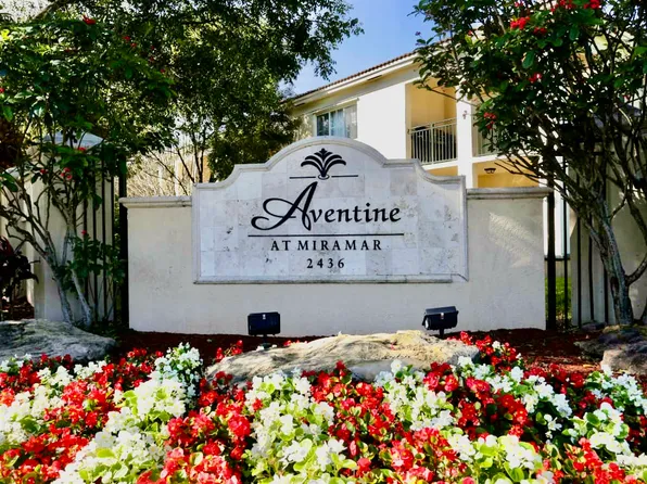 2548 Centergate Dr, Hollywood, FL