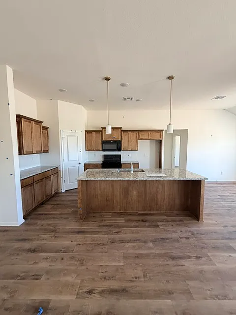 5 bed, 2200 sqft, $2,950 — Photo 2