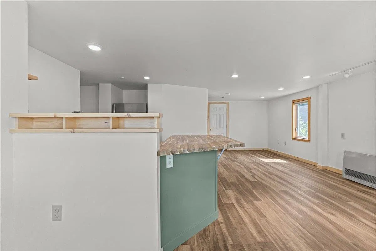 2 bed, 2.0 bath, 2012 sqft, $2,000 — Photo 4