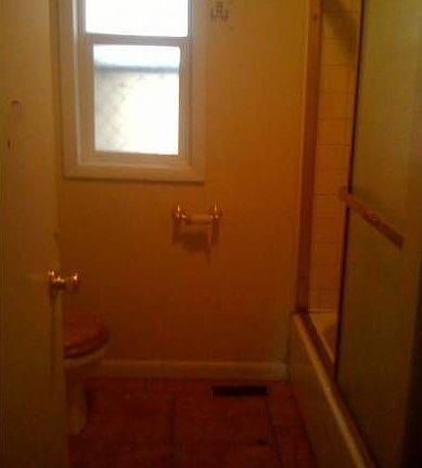 bathroom w/full bath