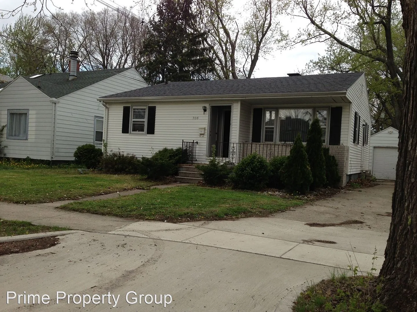 706 W John St photo 1