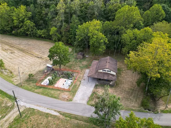 886 Harveys Creek Rd, Hamlin, WV 25523