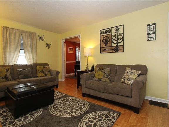 3rd image of 5586 Raceview Ave