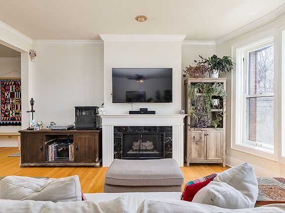 3rd image of 422 W Dickens Ave #3