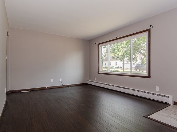 5th image of 306 W Waupansie St