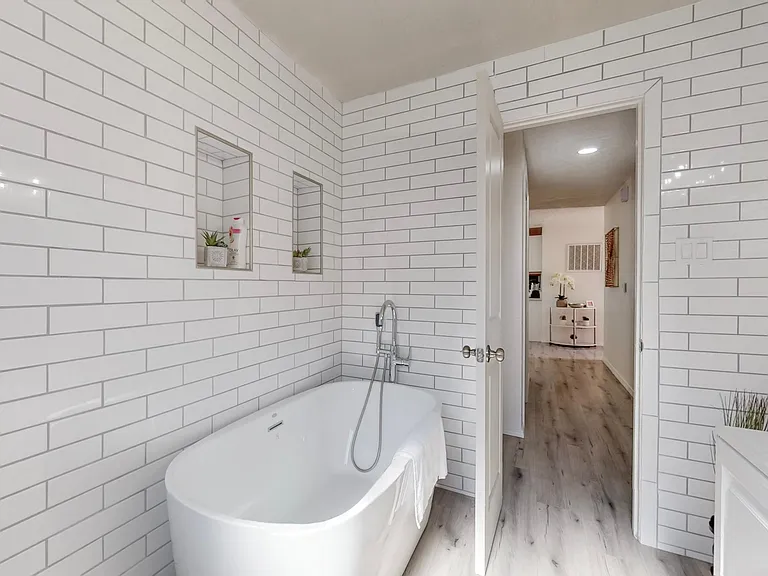 1621 Lafayette Dr NE — Photo 33