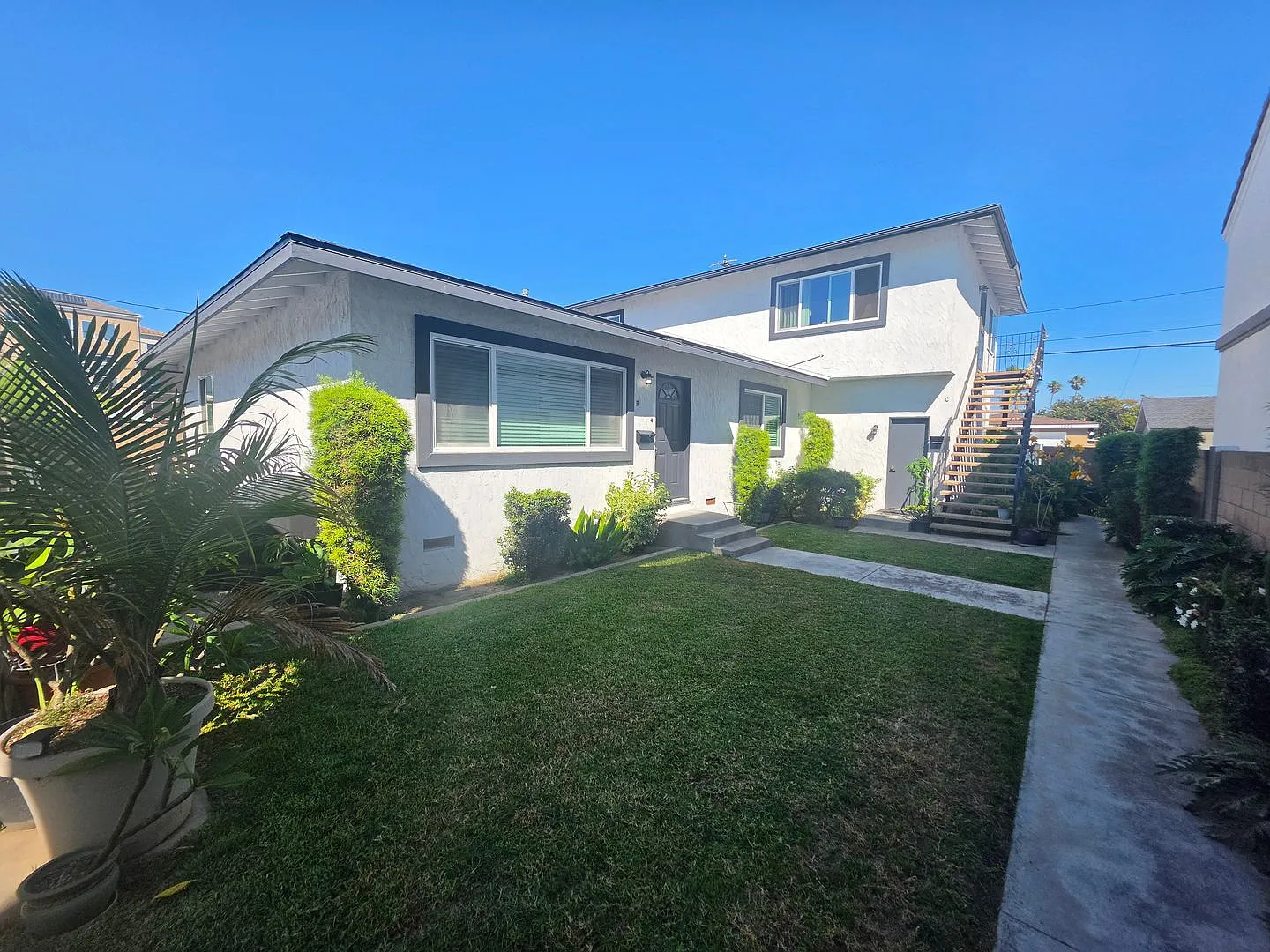 California1006 — Photo 1