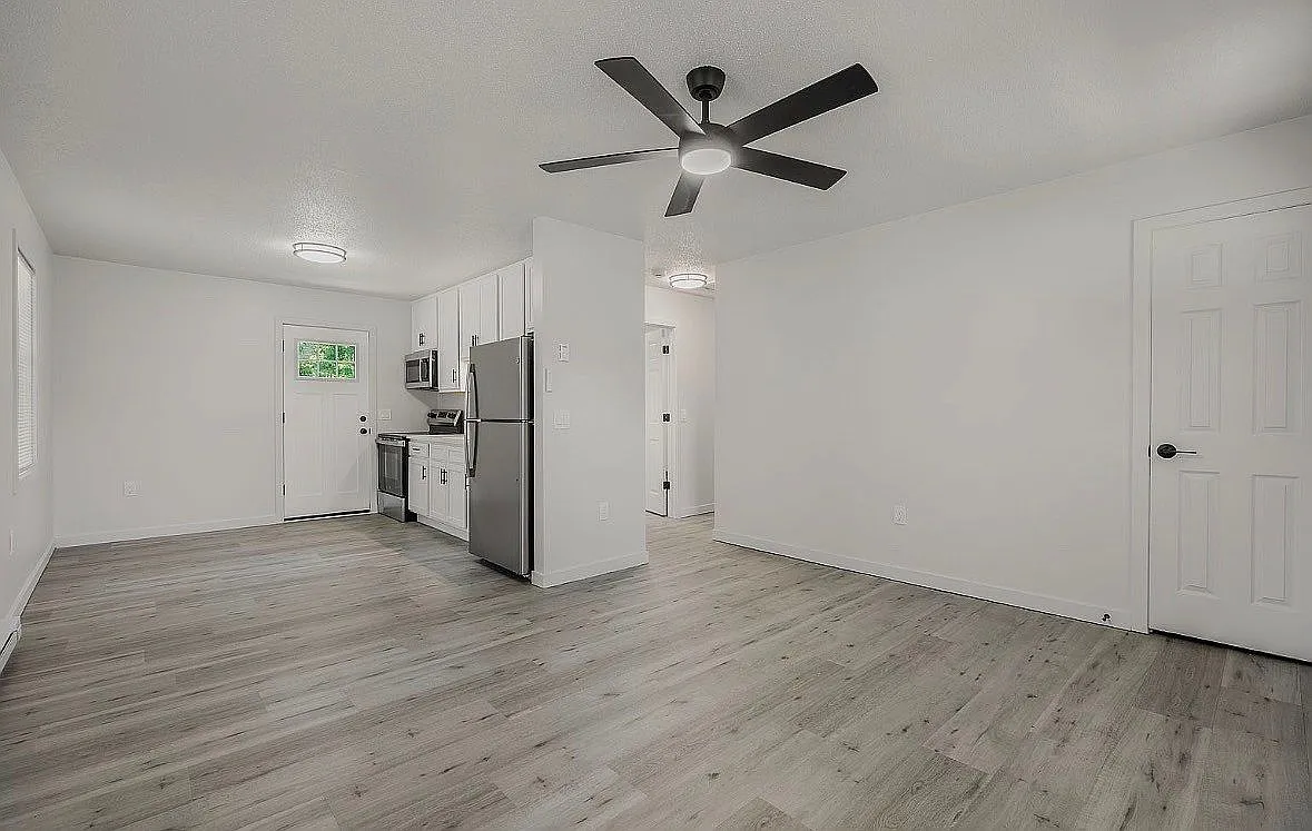 2 bed, 696 sqft, $2,100 — Photo 2