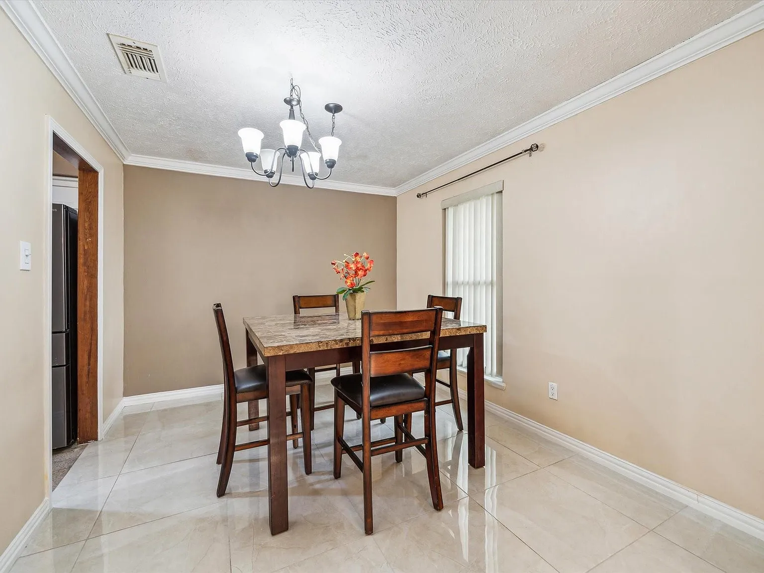 3 bed, 3.0 bath, 2184 sqft, $2,250 — Photo 4