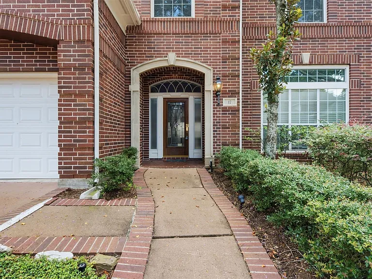 17 Ambleside Crescent Dr — Photo 2