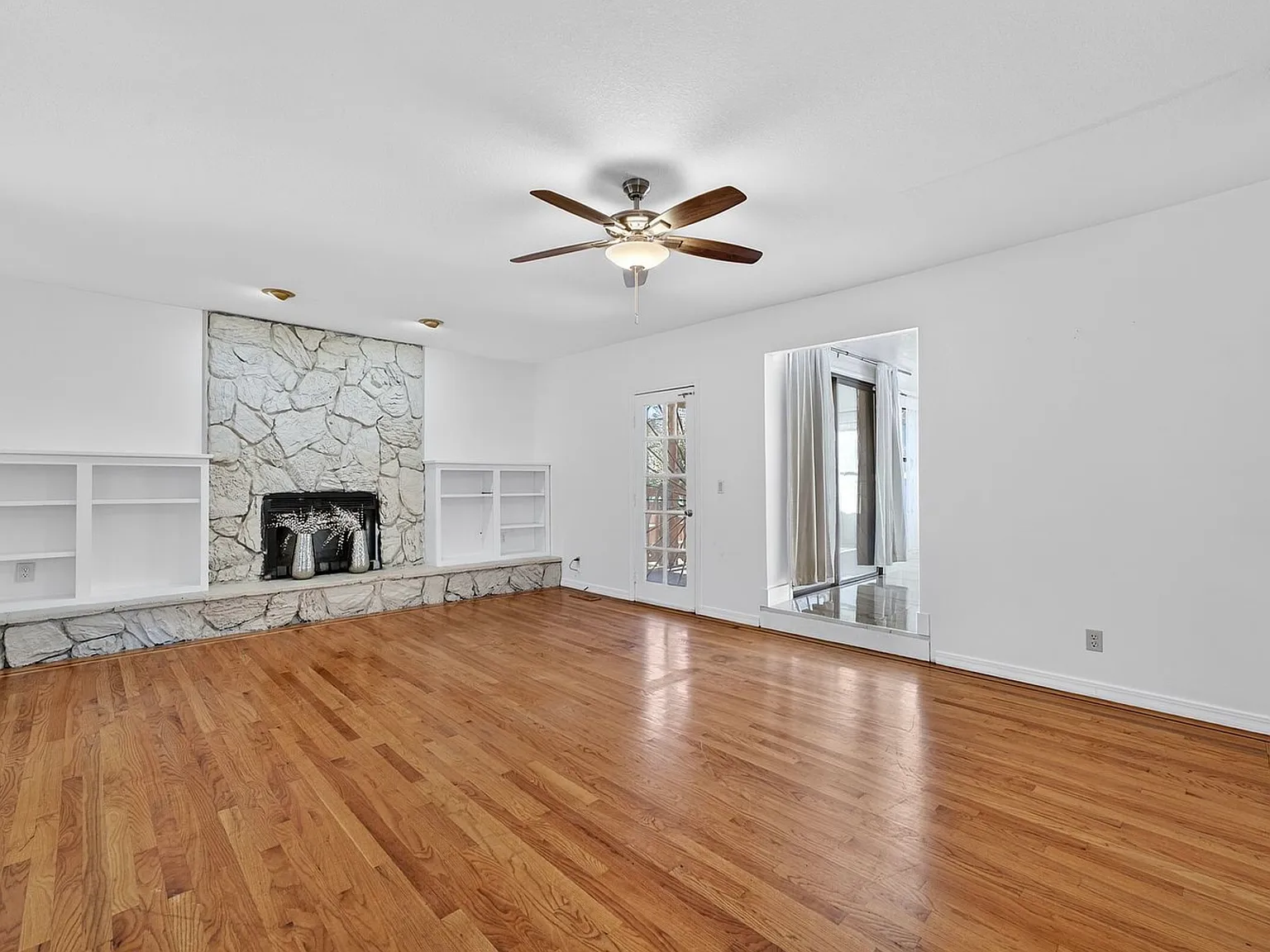 5 bed, 3900 sqft, $1,295 — Photo 3