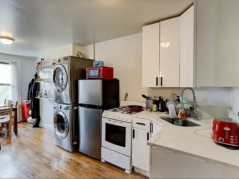 230 N 5th St #2R — Photo 4