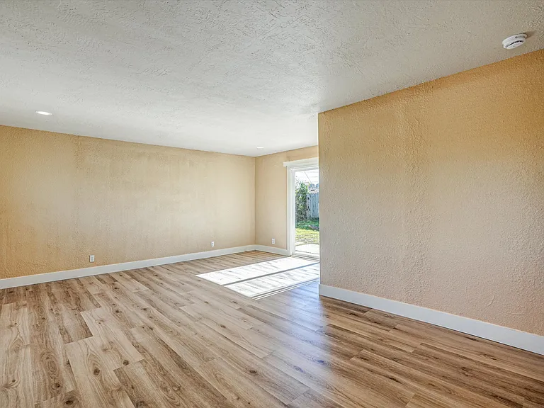 451 Wilshire Ave — Photo 23