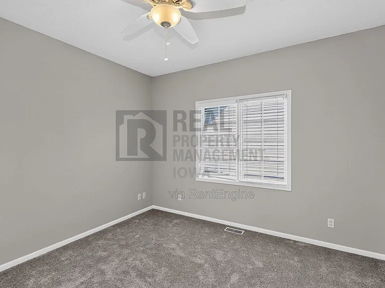 2305 NE Hanover Ct — Photo 24