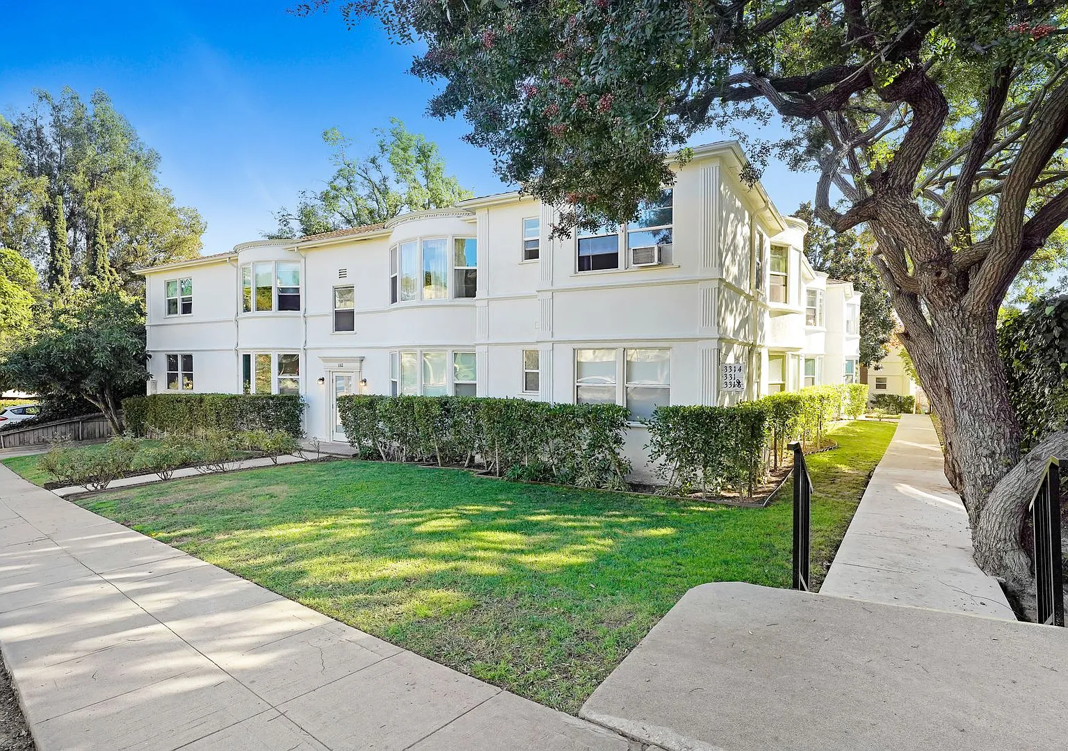 Spacious 1-Bedroom 1-Bath Residence in the Heart of Los Feliz — Photo 3