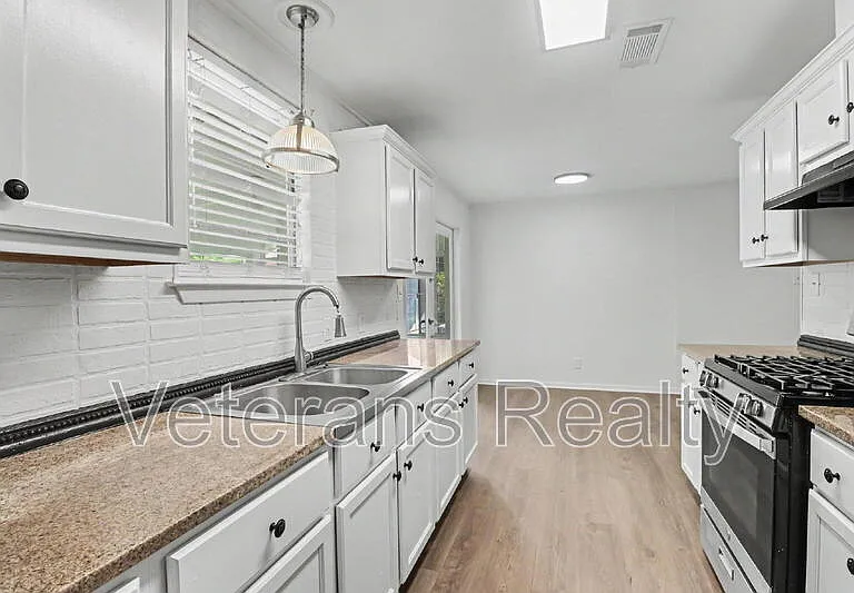 111 Valentine Dr — Photo 9
