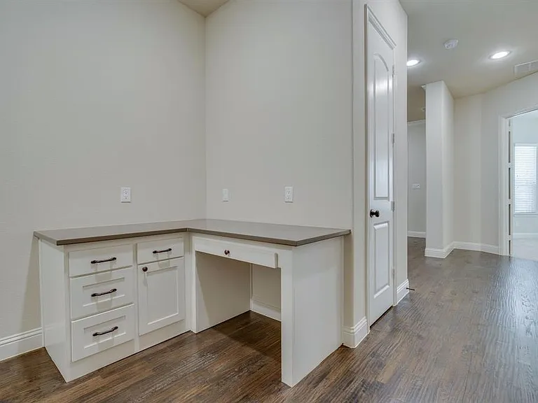 4221 Broadway Ave — Photo 8
