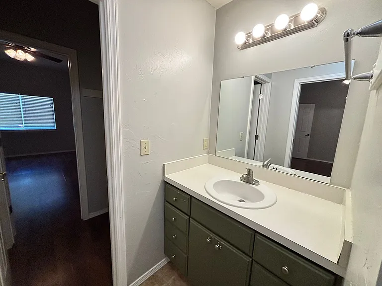 105 W Hurd St — Photo 10