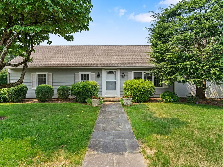 21 Richdale Dr #A — Photo 1