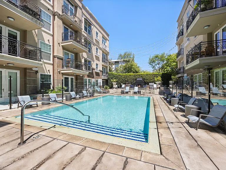 La Belle at Hollywood Towers — Photo 28