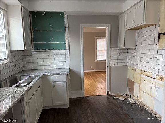 3rd image of 3531 Bainbridge Rd