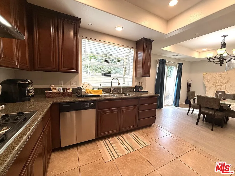 4 bed, 3.0 bath, 1839 sqft, $3,700 — Photo 4