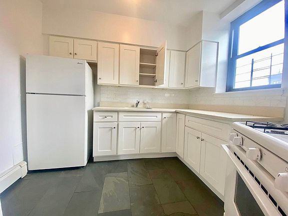 3rd image of 136 Saint Pauls Pl