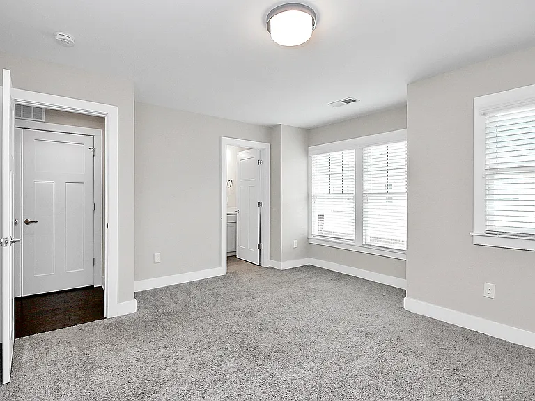 1420 W 4th St — Photo 12