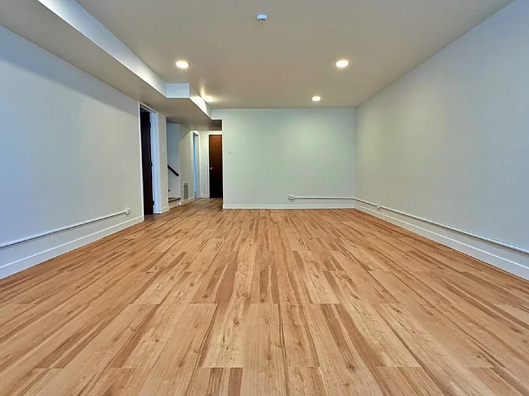 3045 N Niagara St — Photo 25