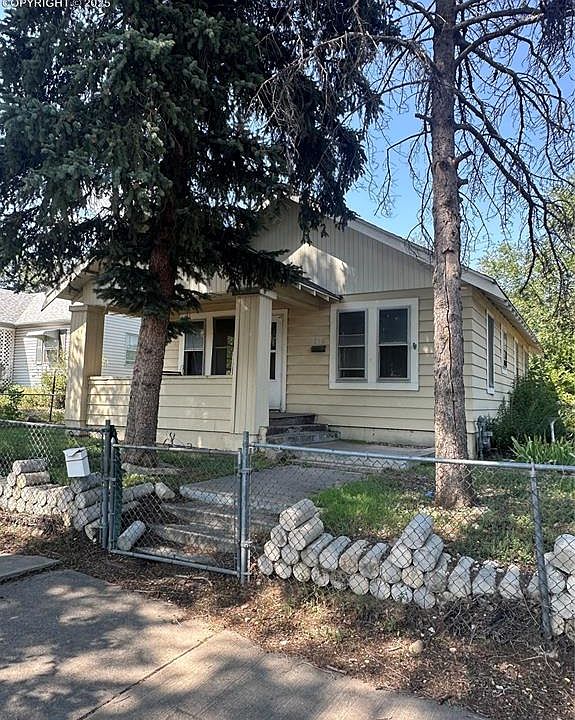 2nd image of 850 E Las Animas St