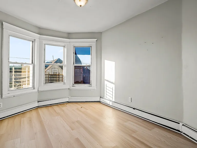 30 Wainwright St #3 — Photo 3