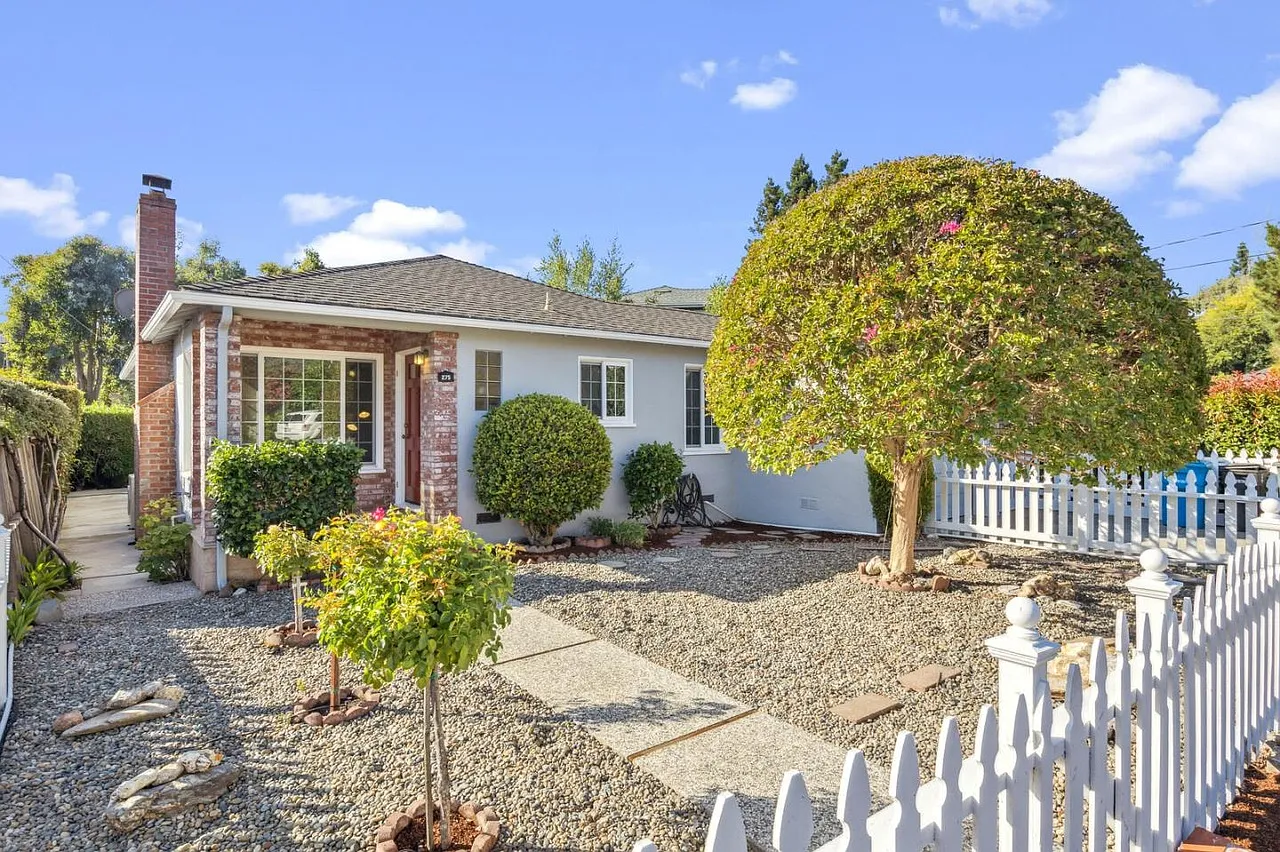275 Edgehill Dr — Photo 1