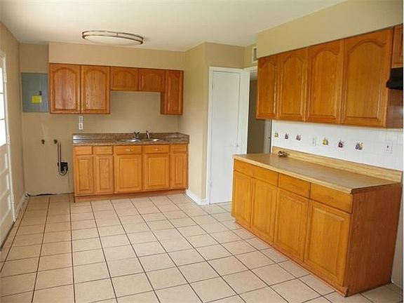 3rd image of 526 Diplomat St