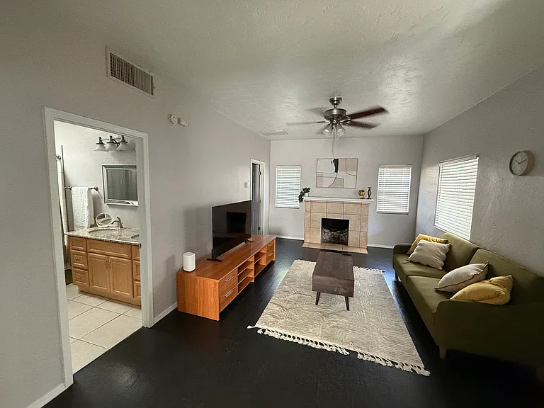 1135 E 8th St #1 — Photo 21