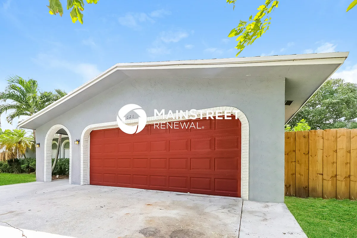 Front View - 628 SW 18th Ave