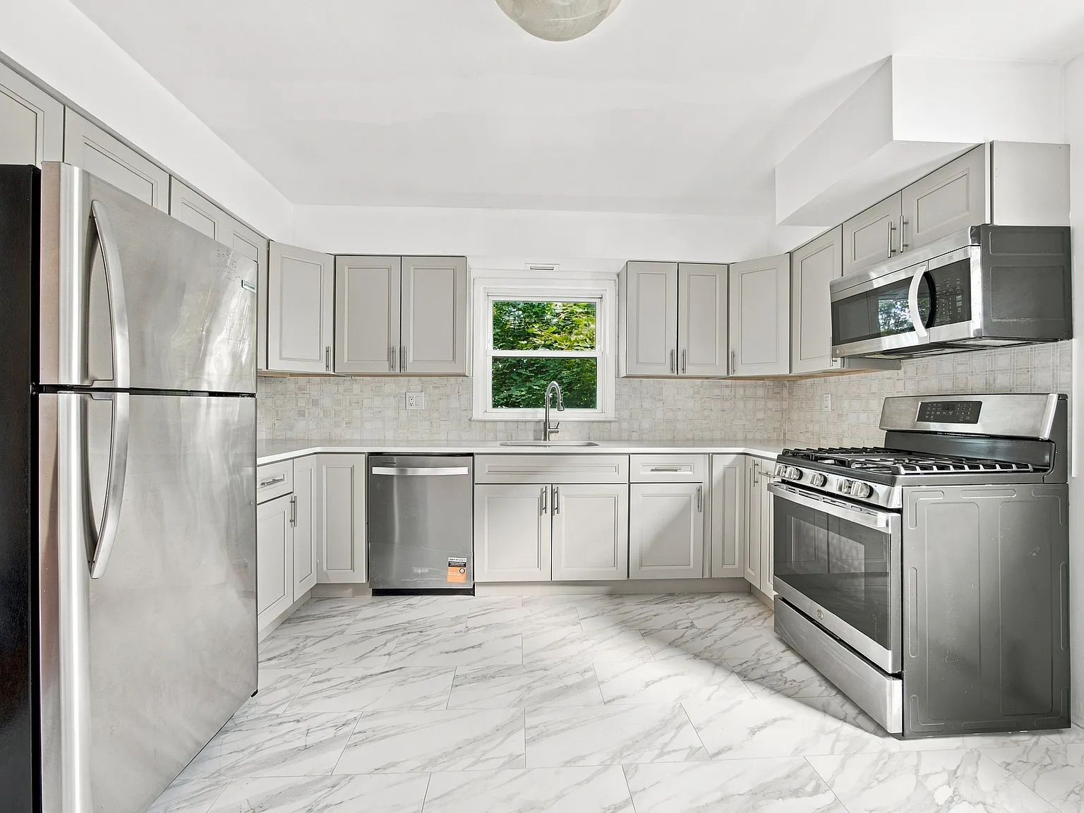 3 bed, 1.5 bath, 1375 sqft, $3,800 — Photo 4