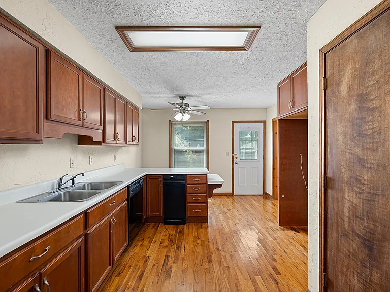 3749 N Pickwick Ave — Photo 8