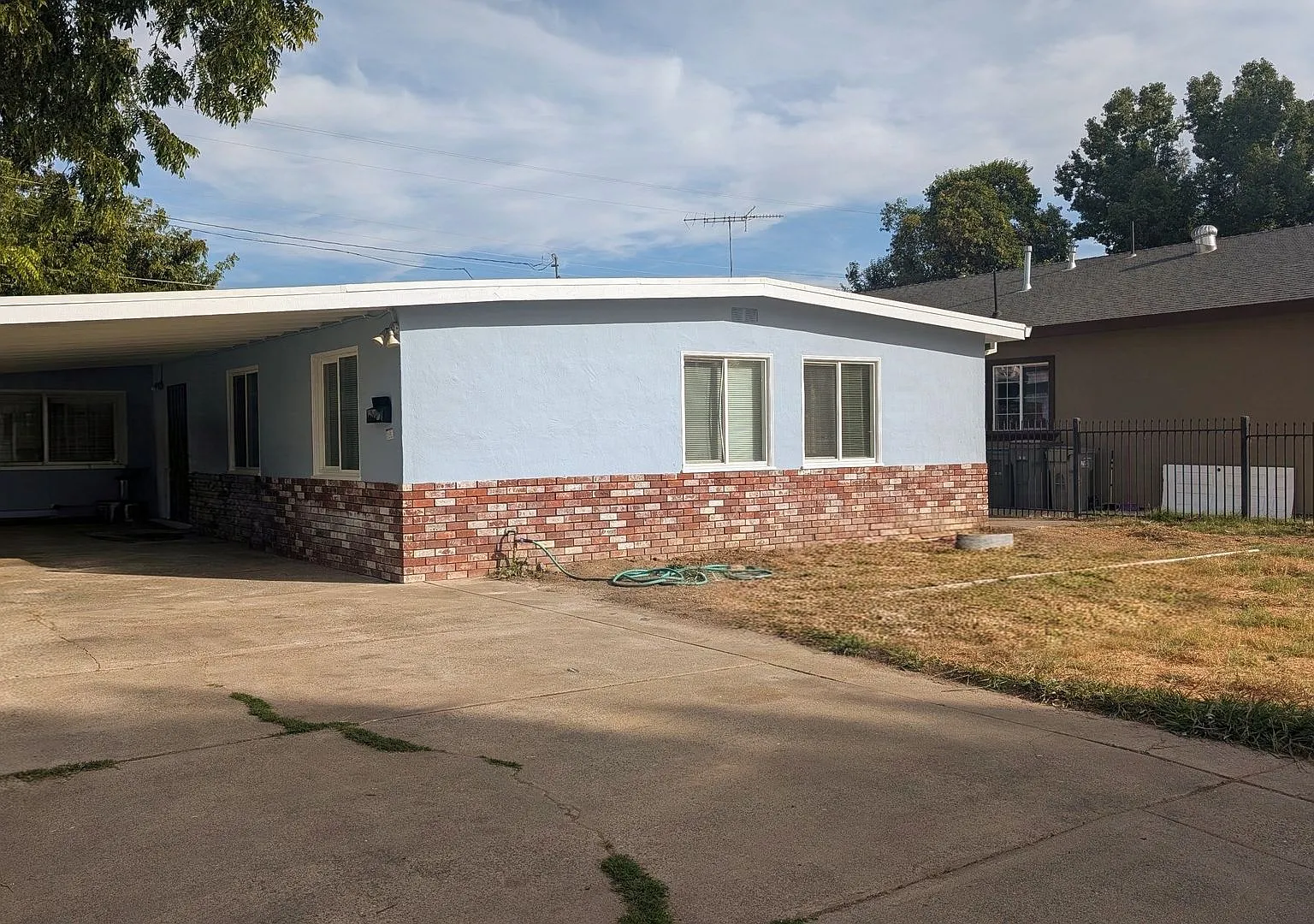 Great Looking 3bd / 1bth Single Family w/ huge yard! — Photo 2