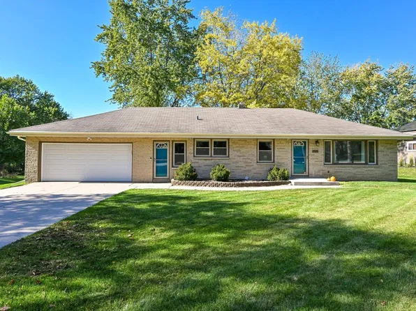5225 S Brennan DRIVE, New Berlin, WI 53146