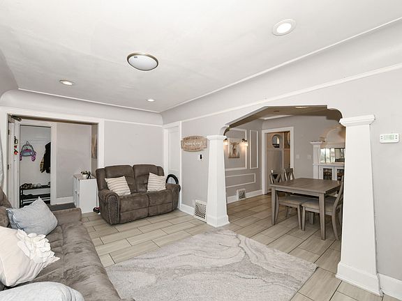 5th image of 2523 W Maple St