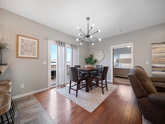 4th image of 905 W 46th St