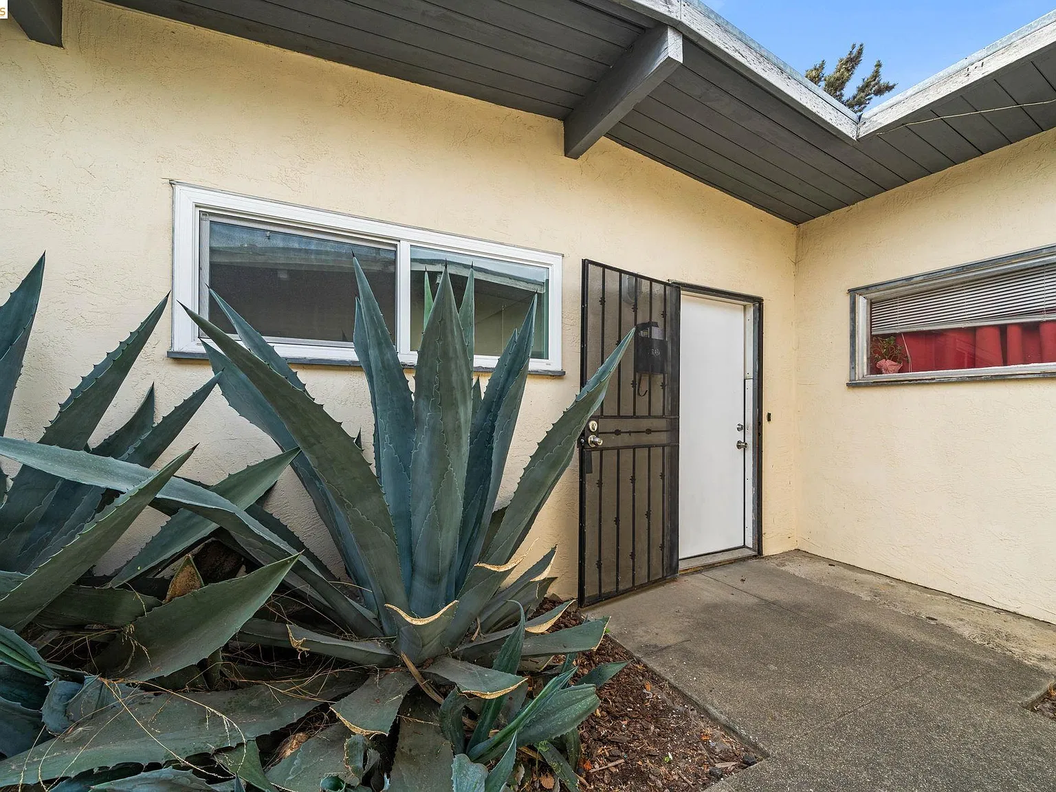 2 bed, 1.0 bath, 740 sqft, $2,400 — Photo 2
