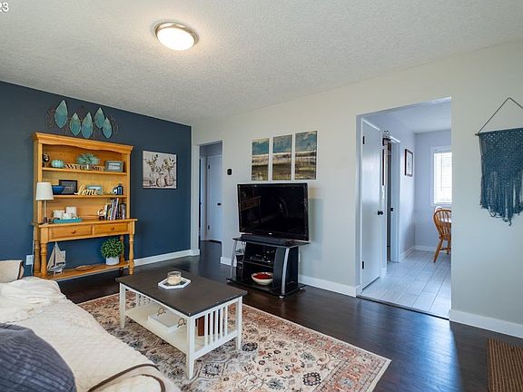 5th image of 126 NE Elkwood Ln