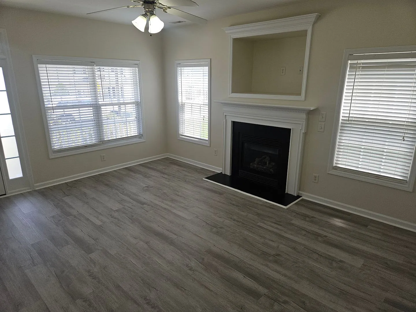 Charming 3br/2.5ba in SE Raleigh. Avail Now! — Photo 4